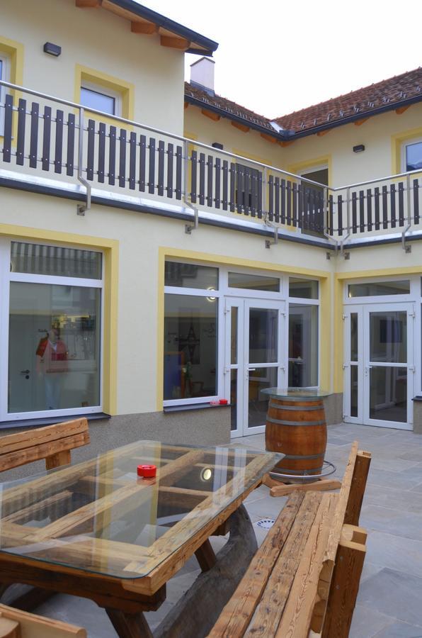 Pension Zum Strell Hollabrunn Exteriör bild