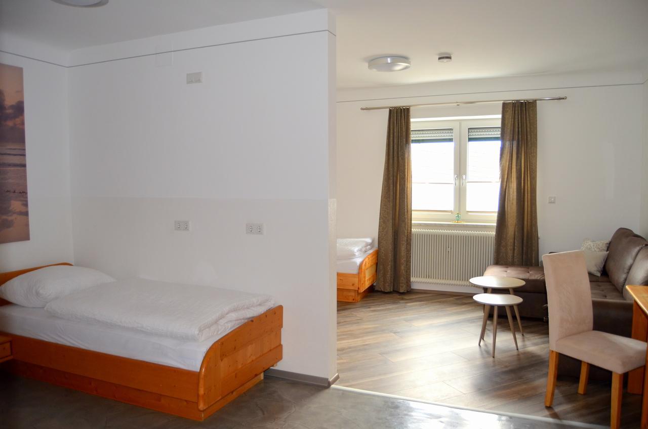 Pension Zum Strell Hollabrunn Exteriör bild