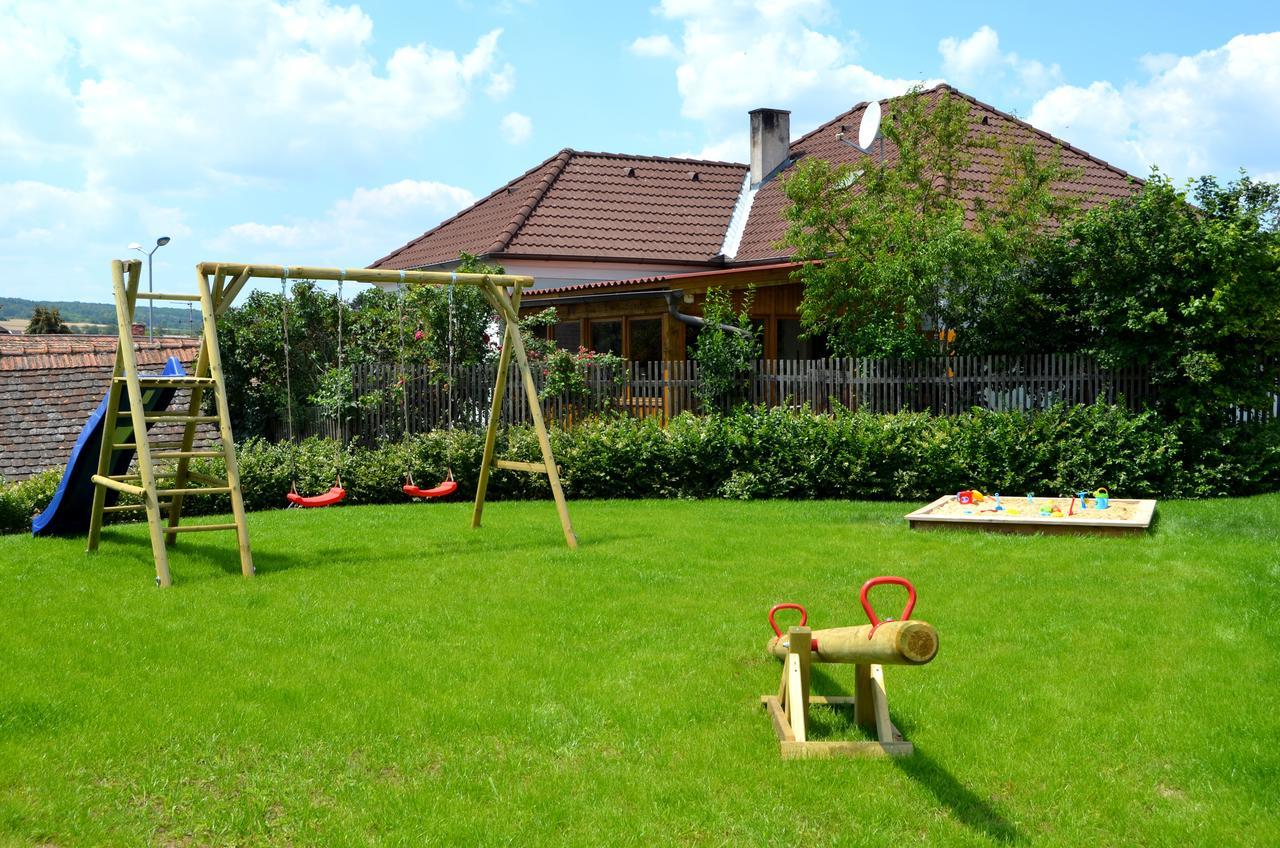 Pension Zum Strell Hollabrunn Exteriör bild